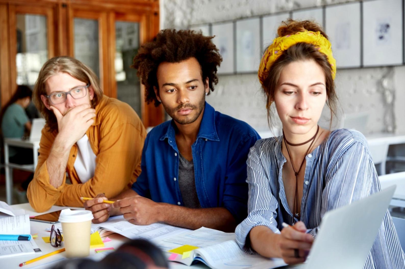 Ambiente di apprendimento moderno con workstation di editing